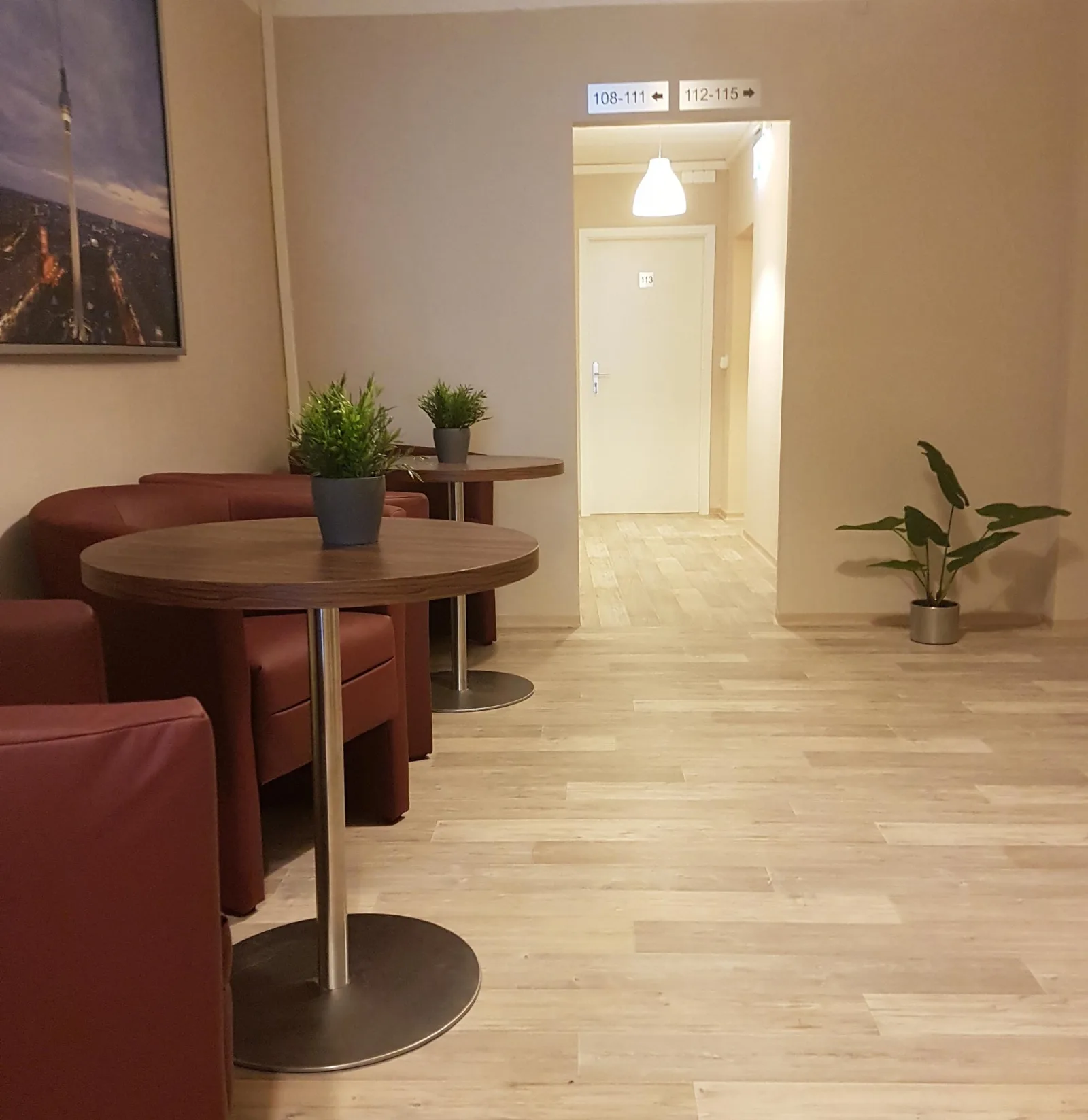 Aufenthaltsbereich mit Sesseln und Tischen im Hotel-Pension Reiter Berlin