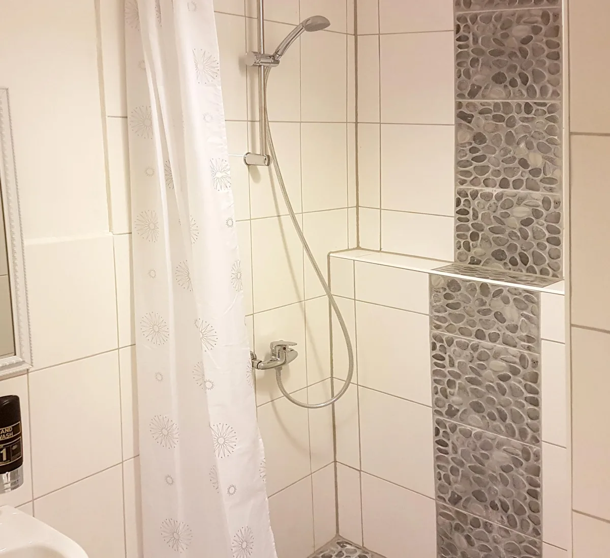 Gefliestes Badezimmer mit Dusche