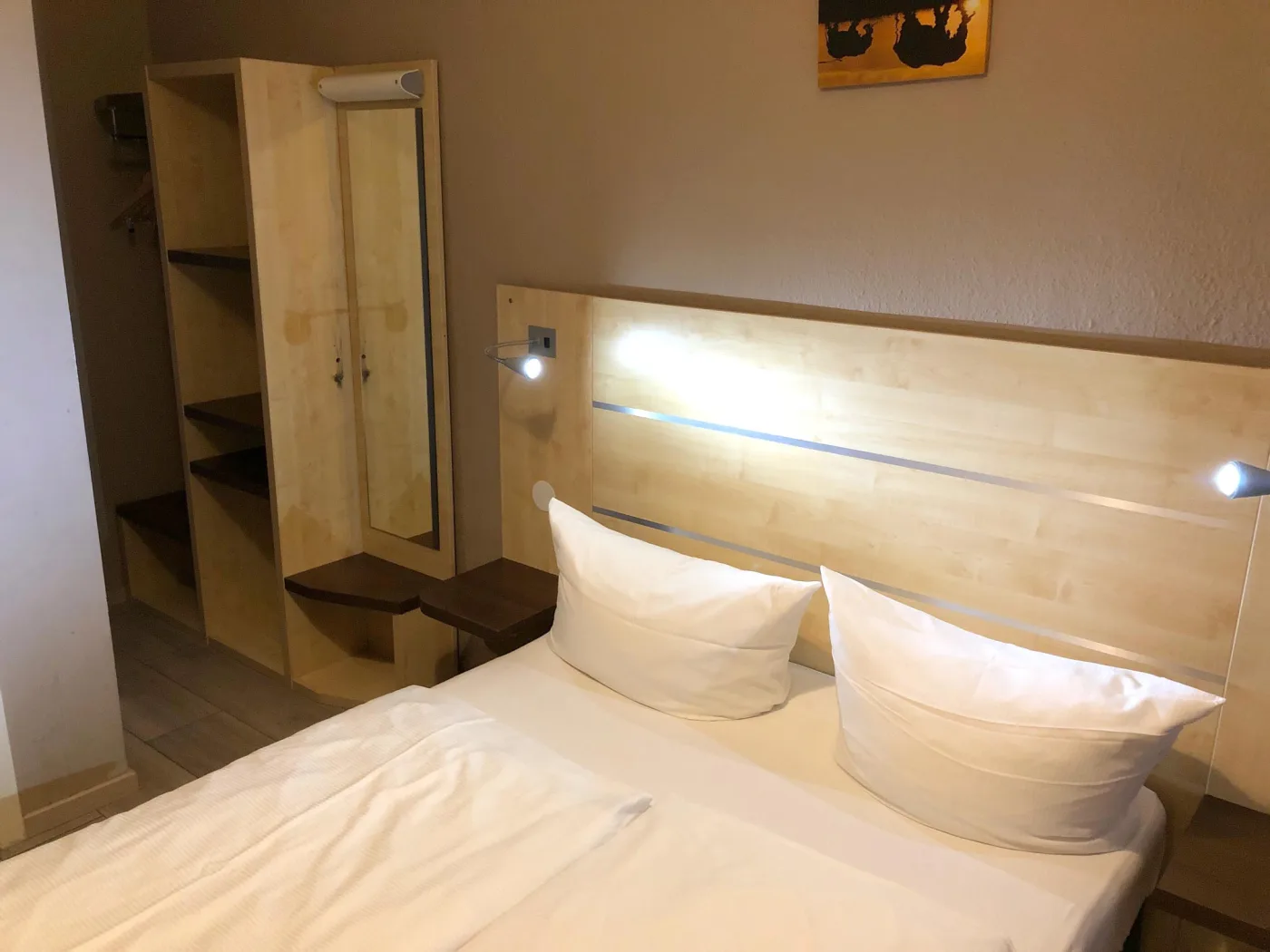 Doppelbett mit Leseleuchten im Hotel-Pension Reiter Berlin