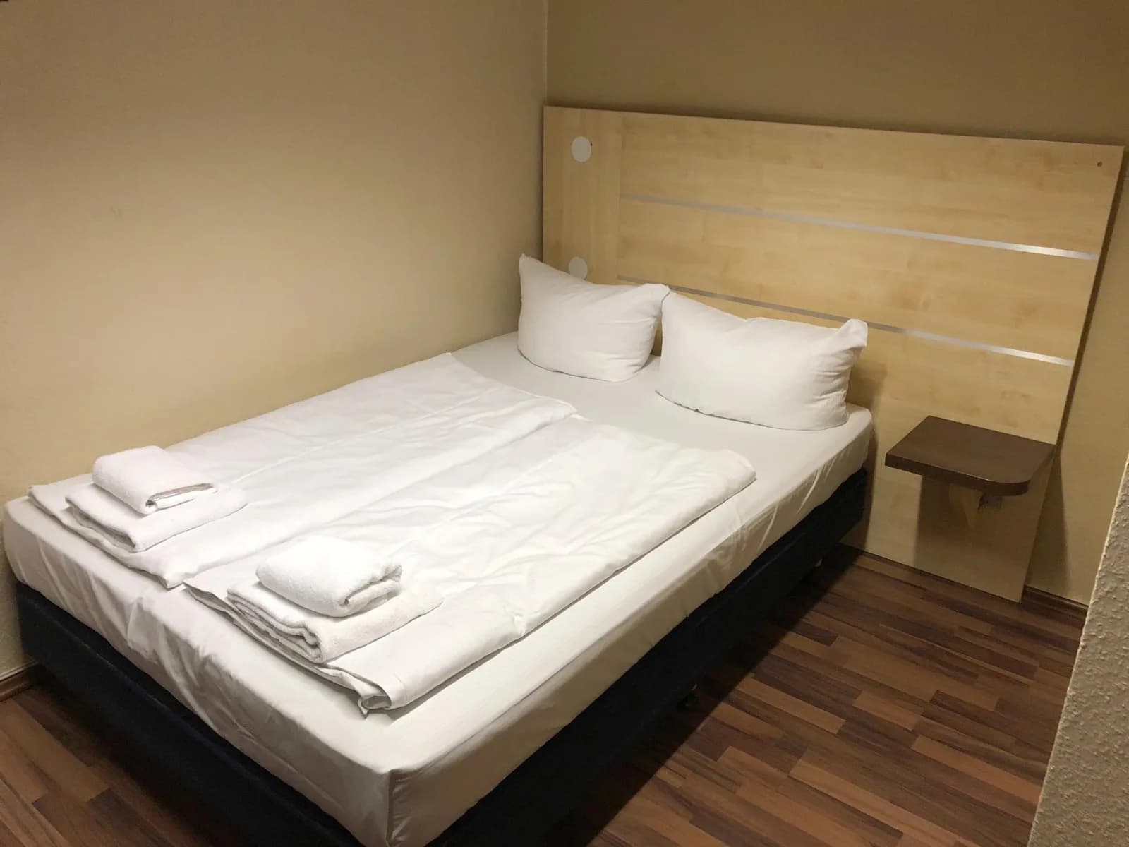 Doppelbett mit Holzkopfteil im Hotel-Pension Reiter Berlin