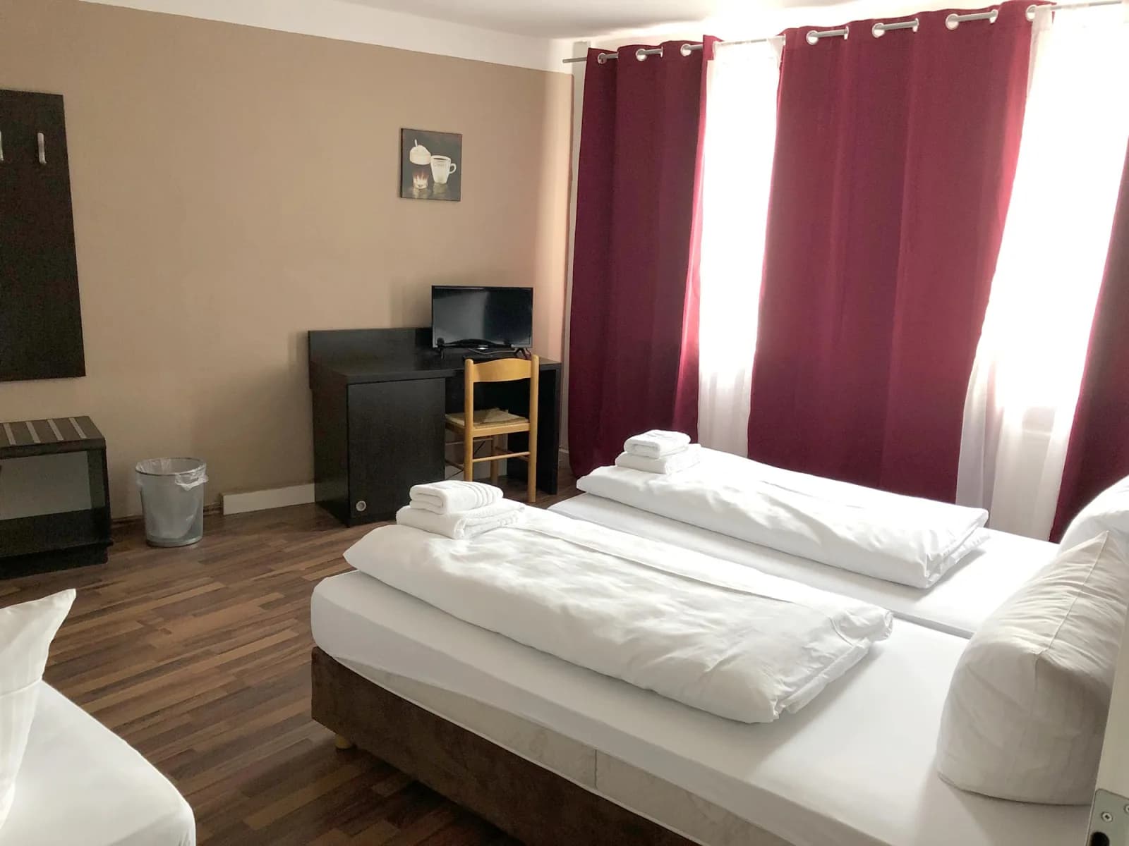 Mehrbettzimmer mit mehreren Betten und Sitzecke